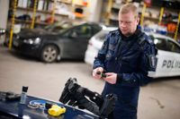 Redskap. Yrjö Huhta visar allt som ryms på bältet.