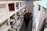 ÄGARENS TIPS. Sabina Ehrstén-Martin säger att loppmarknaden kan vara en utmärkt kanal att sälja handarbeten som stickade tröjor och sockor. – Jag vet att det har i området finns många skickliga hantverkare och alla använder inte internet. För dem kan loppmarknaden vara ett bra alternativ.