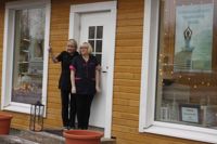 Tummen upp. Frisören Tytti Randström och kosmetologen Erja Westerholm har öppnat egna salonger i det gula huset i Sjundeå. – Vår verksamhet stöder varandra, säger de.