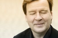 Känslosam. Magnus Lindbergs musik är, den rationellt designade strukturen till trots, uttalat emotionell till sin karaktär, enligt recensenten.