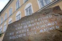 I det här huset föddes Adolf Hitler den 20 april 1889. Nu ska byggnaden i den österrikiska staden Braunau am Inn rivas. I förgrunden en minnessten mot nazidiktaturen.