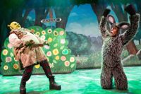SICKET SAMSPEL. Petrus Kähkönen som Shrek och   Matti Leino   som åsnan hittade precis rätt karaktär i både röst, fysiskt spel och allmän utstrålning.