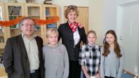 PRISUTDELNING. Onni Lindholm, Tolkkis skola, Aada Lindström från Albert Edelfelt och Iida Hyvärinen från Hamarin koulu fick presentkort till en lokal sporthandel och till bokhandeln. Priserna överlämnades på fredagen av Arto Varis från Posintra och Hannele Heiskanen-Nyström från Vårberga bibliotek.