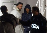 Den dömde kaptenen Mohammed Ali Malek uppges vara den andra personen från vänster på bilden, i ljus overall.