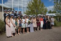 IDEL GLADA MINER. Sibbo gymnasiums trettiotvå nybakade studenter på rad.