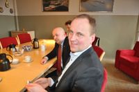 Lobbar för Västnyland. Raseborgs stadsdirektör Tom Simola och Lojos riksdagsledamot Joona Räsänen lyfter tillsammans med representanter från övriga kommuner fram regionens styrkor.