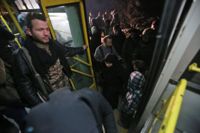 Invånare i Aleppos gamla stad står i en buss för att evakueras. Syriska regeringssoldater har tagit kontroll över alla delar i de gamla delarna av staden.