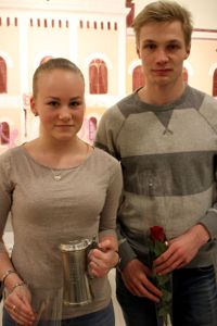 FRAMGÅNGSRIK DUO. Hillerödpokalen fick Laura Fredriksson ta emot och Viktor Kantele belönades som Lovisas bästa idrottare 2015.