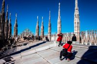 FOTOMILJÖ. Att posera i elegant Milanomode är populärt på Duomos tak.