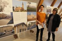 ARKITEKTUR. Maaria Mäntysaari och Jaana Toivari-Viitala välkomnar alla till Almska gården där en utställning om arkitekt Chiewitz visas till och med slutet av maj månad.