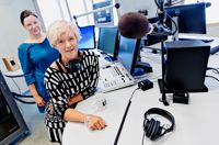 OMTYCKTA. Nyhetschef Bettina Aspfors och programvärd Frida Frankenhaeuser jobbar med fokus på mångsidiga regionala radiosändningar och ett modernt kanalsound. – Vem ska bevaka finlandssvenska frågor och granska lokalpolitiken på svenska om inte vi gör det, och ni?