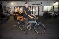 Mellan cykel och moped. Björn Tore Bugge förenar jobb och hobby i sin verkstad i Box i Sibbo. Här har en norsk cykel fått en kinesisk påhängsmotor.