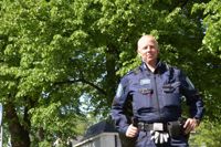 VAKTAR ÖVER FRIDEN. Närpolis Seppo Ijäs uppmanar unga sommarlovsfirare att hålla sig till drycker de har lov att köpa.