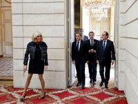 Kor kjol och höga klackar. Brigitte Macrons klädstil är inte tråkig. Här gör sig Frankrikes presidenthustru redo att fira att Frankrike får arrangera sommar-OS 2024. I bakgrunden presidenterna Nicolas Sarkozy, Emmanuel Macron och Francois Hollande.