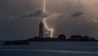OSANNOLIK. Jan Fröjdmans fantastiska fotografi på ett blixtbelyst Söderskär belönades som en av landets bästa naturbilder i tävlingen Vuoden luontokuva 2016. – Det här var en bild som man inte kunde planera, säger Fröjdman.
