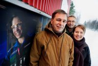 STÖDJANDE TRIO. Företagshälsovårdaren Anneli Hamunen, personalchef Petteri Widemark och företagsläkaren Janne Anttila arbetar tillsammans för att se till att de anställda på kärnkraftverket känner sig trygga såväl fysiskt som psykiskt.