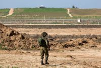 En israelisk soldat vid gränsen till Gaza. Arkivbild.