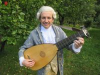 TRUBADUR. Pentti Hildén kommer i rollen som trubaduren Bellman bjuda på tidstypisk musik.