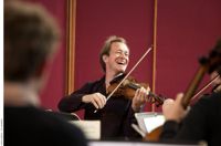 Solist och dirigent. Anthony Marwood framförde en innerlig men osentimental tolkning av Pēteris Vasks violinkonsert.