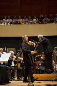 På resande fot. Minnesota Orchestra turnerar i Europa med Osmo Vänskä som dirigent, Pekka Kuusisto som solist och ett konventionellt program.