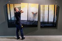 UPPHÄNGNING. Ilari Vanhatalo första utställning i Galleri Hörnan lyfter fram den rofyllda naturen i relation till människan – med Borgbacken i Borgå som inspirationskälla.