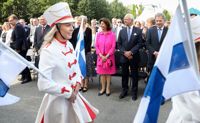 Högtidligt. Närpes musikkår med så kallade drillflickor spelar under invigningen av Finlands 100-årsfirande i Stockholm på torsdagen. Drottning Silvia och kung Carl Gustaf är på plats, likaså president Sauli Niinistö och fru Jenni Haukio.