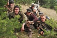 Flyktingar. Flykten från Stalins läger filmatiserades 2010 av Peter Weir. Här heter protagonisten emellertid inte Slawomir, utan Janusz.