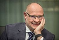Taggad. Under Tomi Yli-Kyynys tid har Vapo genomgått stora förändringar. Nu är Yli-Kyyny inställd på att utveckla nätbolaget Caruna, inte bara på att förbättra bolagets skamfilade rykte.