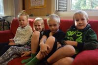 GÅR TILL SKOLAN. De här tvåorna vet att man alltid korsar vägen vid ett övergångsställe. Från vänster Siri Lönnqvist, Alma Johansson, Alex Flykt och Ivar Holmström.