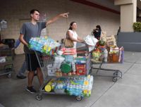 Floridaborna bunkrar upp med vatten och mat inför orkanens ankomst.