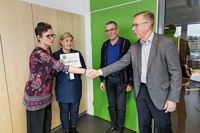 VIKTIGT BIDRAG. Servicechef Johanna Immonen och chefen för barn- och familjetjänsterna i Borgå Maria Andersson tar emot checken som Sven Meinander och Jorma Rinta överräcker.