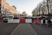 Betonghinder är utplacerade kring Brandenburger Tor i Berlin. Färskt i minnet finns lastbilsattacken i staden bara två veckor sedan.