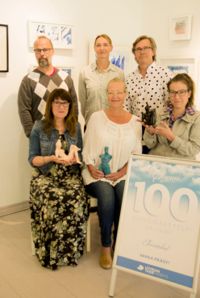 BLÅVITT. 	Utställningen med temat Finland 100 har engagerat konstnärer i Lovisanejdens konstförening. På bilden Tero Maksimainen, Esma Haddas, Jari Matti Karhula, Tuija Linkola, Luru Hirva och Åsa Riippa