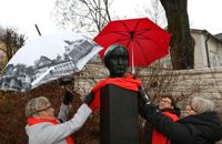 Raija Tölkkö, Anneli Holmberg och Kirsti-Talsi Sirkka från Borgås Zonta-klubb prydde Fredrika Runeberg-statyn med en orange halsduk med anledning av kampanjen Zonta Says No som pågår fram till den 10 december.