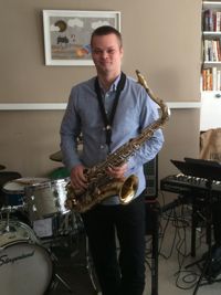 STIPENDIAT. Saxofonisten och klarinettisten Erik Hippi är den första att få musikstipendiet som Jordan Wilson och Thomas Törnroos instiftat för unga musiker med rötter i Borgå.