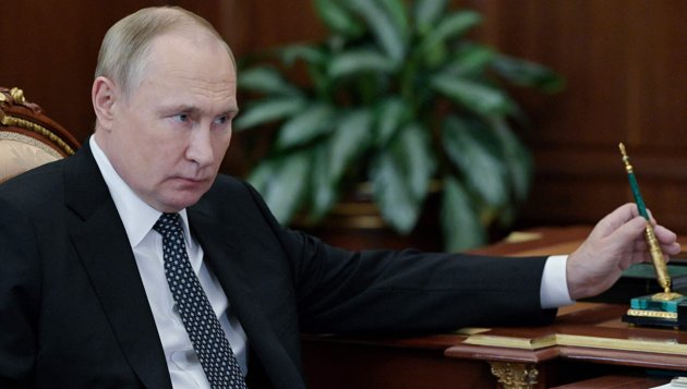 Vladimir Putin tillämpar den brända jordens taktik i Ukraina. Den fria världen svarar med motsvarande mått, men i form av handelssanktioner.