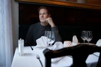 Styrkan i Helsingfors restaurangutbud är raden av restauranger med historia och lokal särprägel, säger Kenneth Nars. Här besöker han Kosmos.