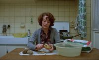 Delphine Seyrig skalar potatis med en sällan skådad existentiell fasa i filmen Jeanne Dielman, 23 quai du Commerce, 1080 Bruxelles.