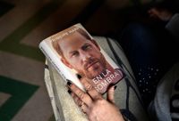 Prins Harrys nya självbiografi Spare heter på spanska En la sombra, ungefär ”i skuggan”. Trots att det officiella boksläppet är först nästa vecka finns boken redan till salu i vissa länder, som Spanien.