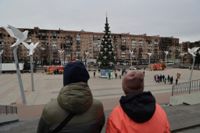 Mariupolbor vid ett torg med en julgran som pyntats för den rysk-ortodoxa julen på torsdagen.
