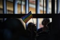 En hbtq-aktivist håller en regnbågsflagga i en rättssal i Kenyas huvudstad Nairobi 2019.
