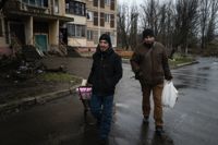 Andrij (35) och Juryj (50) i Avdiivka ska fira ortodox julafton tillsammans under kvällen. Den nya tidtabellen för julafton i Ukraina upplever de som onaturlig – de har alltid firat jul i januari enligt den julianska kalendern.