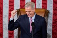 Representanthusets nyvalda talman, republikanen Kevin McCarthy, knyter näven efter att ha svurits in på posten sent på fredagskvällen lokal tid.