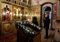 Rysslands president Vladimir Putin besökte Marie bebådelsekatedralen i Kreml på lördagen, den rysk-ortodoxa juldagen.