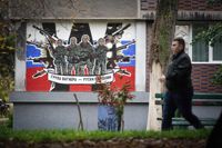 En fotgängare i Belgrad passerar en väggmålning föreställande den ryska paramilitära gruppen Wagner.