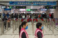 Resenärer vid avgångshallen på stationen i Lok Ma Chau i Hongkong, efter det att gränsrestriktioner mot det kinesiska fastlandet lättats.