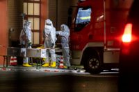 Personal i skyddsdräkter arbetar i anslutning till en bostad där tysk polis natten mot söndagen grep en man misstänkt för att ha planerat ett giftattentat.