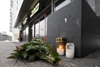 Polisen utreder fallet där en kvinna dog då hon hölls nedtryckt av väktare i köpcentret Iso Omena i Esbo i lördags. Väktarna i köpcentret jobbar för säkerhetsbolaget Securitas. På söndagen lades ljus och blommor ner utanför Iso Omena. 