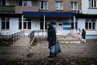 Jag intervjuar invånare i Bachmut som tror att ukrainska trupper skjuter på dem, trots att de ukrainska trupperna står i staden och försvarar dem, skriver Anna-Lena Laurén.