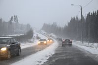 Snöyran påverkar trafiken på måndagen.